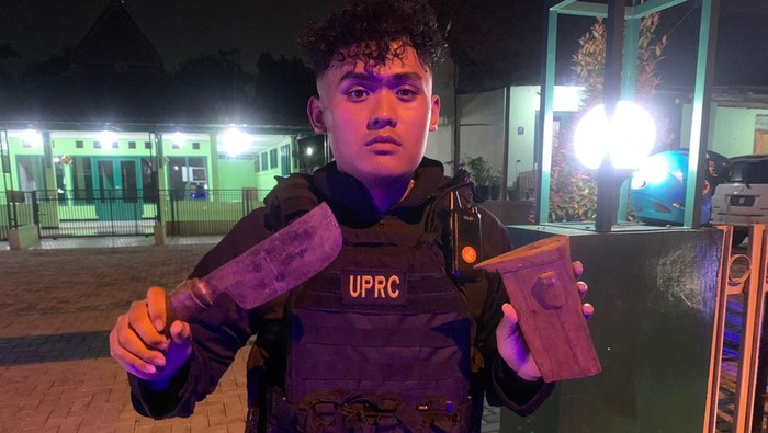 Polisi mengamankan barang bukti golok yang dibawa geng motor Cimahi