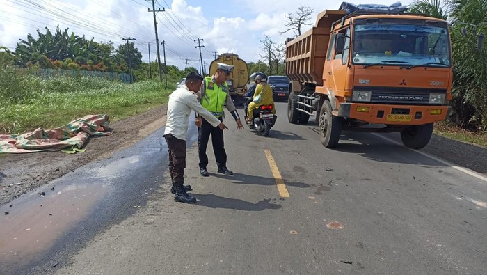 Polisi saat melakukan olah TKP adu kambing pemotor di Tanjung Api-api.