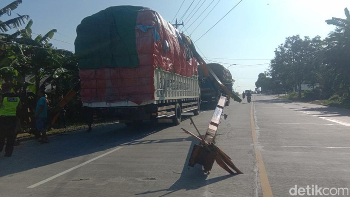 Portal penanda ketinggian rel KA roboh dan nyangkut di truk, Minggu (28/1/2024).