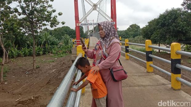 Potret jembatan gantung Krasak di Kabupaten Indramayu yang kini lagi jadi buruan conten creator.