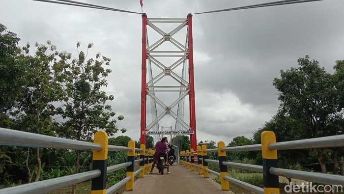 Potret jembatan gantung Krasak di Kabupaten Indramayu yang kini lagi jadi buruan conten creator.