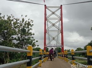 Emak-emak Berburu Konten di Jembatan Gantung Indramayu Demi Cuan FB Pro