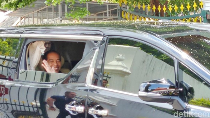 Presiden Joko Widodo (Jokowi) bertemu dengan Sri Sultan Hamengku Buwono (HB X) di Keraton Jogja, Minggu (28/1/2024).