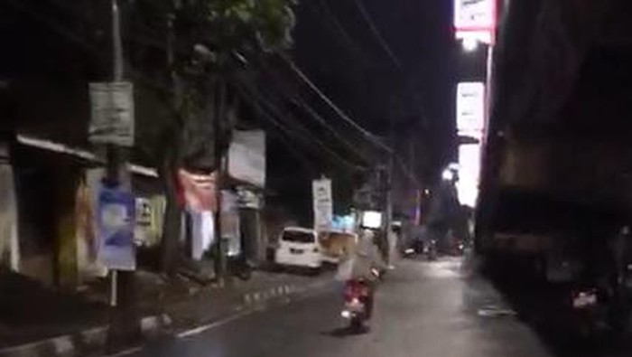 Pria pemotor yang diduga pelaku begal pinggang di Kota Malang saat dikejar dan divideokan oleh korban.