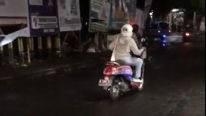 Pria pemotor yang diduga pelaku begal pinggang di Kota Malang saat dikejar dan divideokan oleh korban.