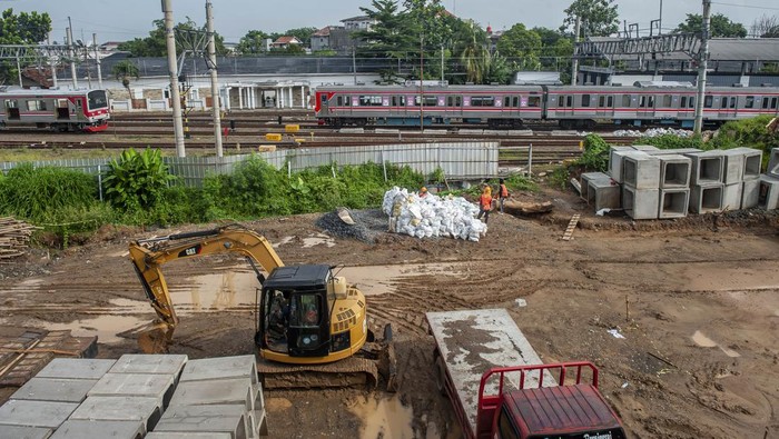 Sejumlah pekerja menyelesaikan pembangunan Stasiun Rangkasbitung Ultimate di Rangkasbitung, Lebak, Banten, Minggu (28/1/2024). Dirjen Perkeretaapian Kemenhub mencatat progres pembangunan gedung untuk peningkatan Stasiun Rangkasbitung hingga Januari 2024 mencapai 10 persen dengan tetap mempertahankan bangunan lama stasiun dan ditargetkan dapat beroperasi pada Agustus mendatang. ANTARA FOTO/Muhammad Bagus Khoirunas/aww.