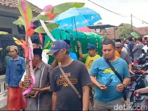 Korban Tewas Laka Maut Bus Ziarah Wali di Gresik Dimakamkan 1 Liang Lahad