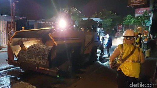 Proses perbaikan jalan di Denpasar.