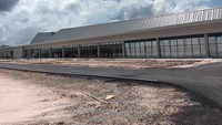 Menurut Budi Karya, sejauh ini progres pembangunan terminal dan ruang tunggu bandara sendiri sudah mencapai 95%. Hanya tersisa pengisian interior terminal dan ruang tunggu. Kemudian untuk pembangunan landasan pacu sepanjang 1.400 meter yang dibangun menggunakan APBN sudah jadi sepenuhnya. Sedangkan sisanya 600 meter yang dibangun menggunakan dana CSR akan selesai dalam waktu satu atau dua bulan ke depan.