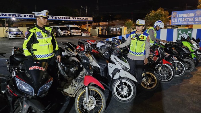 Puluhan sepeda motor berknalpot brong yang disita. (Foto: Dok. Polres Tebing Tinggi).