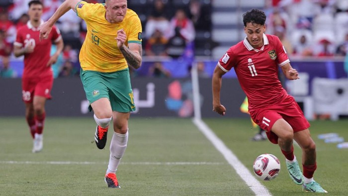Indonesias forward #11 Rafael Struick runs with the ball past Australias defender #19 Harry Souttar during the Qatar 2023 AFC Asian Cup football match between Australia and Indonesia at the Jassim bin Hamad Stadium in Doha on January 28, 2024. (Photo by Giuseppe CACACE / AFP)