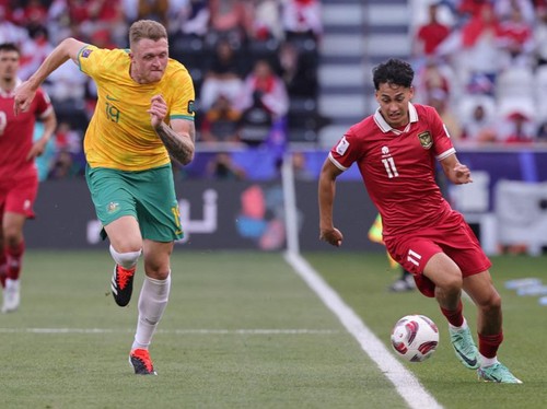 Indonesias forward #11 Rafael Struick runs with the ball past Australias defender #19 Harry Souttar during the Qatar 2023 AFC Asian Cup football match between Australia and Indonesia at the Jassim bin Hamad Stadium in Doha on January 28, 2024. (Photo by Giuseppe CACACE / AFP)