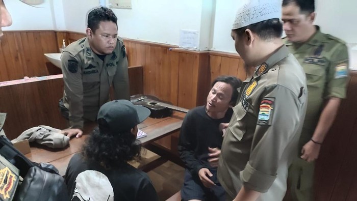 Rendi Kurniawan pengamen viral yang meludahi wisatawan diamankan Satpol-PP Palembang.