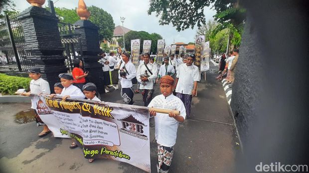 Ribuan warga memeriahkan kirab punden dan belik dalam rangka ta'sis Masjid Al-aqsha Menara Kudus, Jawa Tengah, Minggu (28/1/2024).