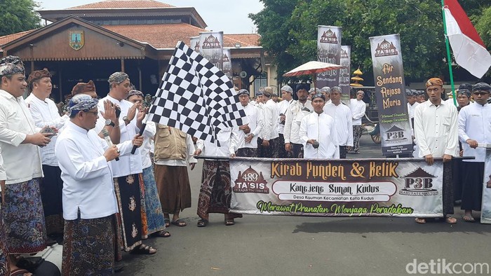 Ribuan warga memeriahkan kirab punden dan belik dalam rangka tasis Masjid Al-aqsha Menara Kudus, Jawa Tengah, Minggu (28/1/2024).