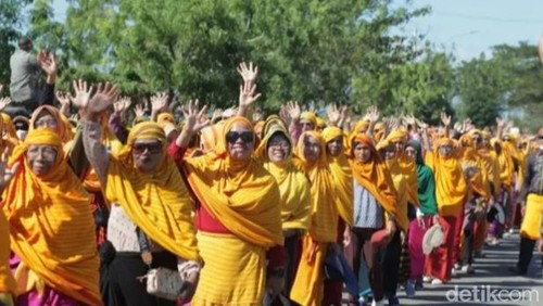 Rimpu, hijab khas wanita dari Bima.