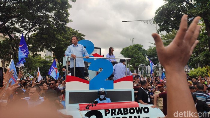 Rombongan kirab Prabowo-Gibran berjalan menuju panggung utama di Lapangan Simpang Lima, Semarang, Minggu (28/1/2024).