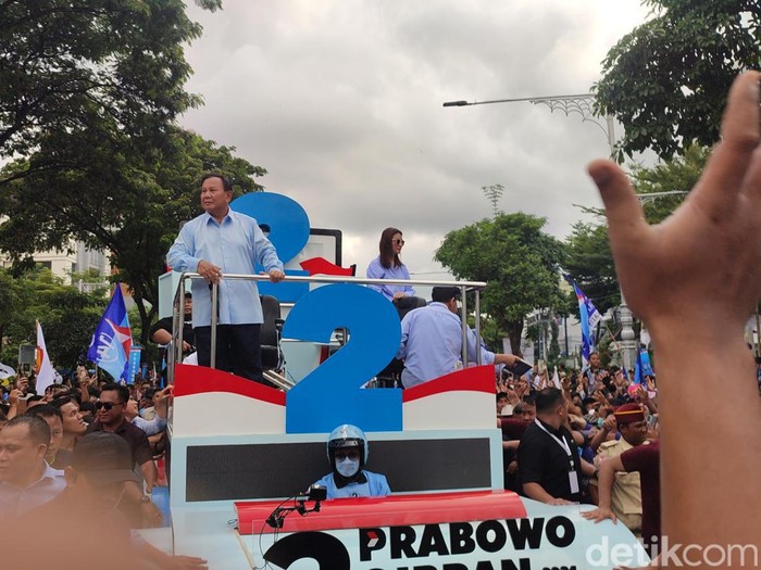 Rombongan kirab Prabowo-Gibran berjalan menuju panggung utama di Lapangan Simpang Lima, Semarang, Minggu (28/1/2024).