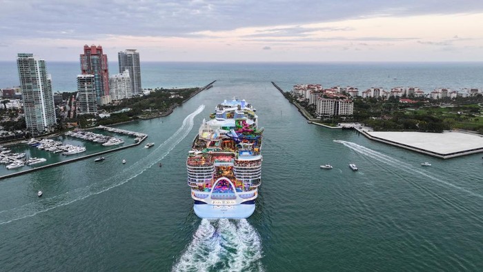 Royal Caribbean’s Icon of the Seas, the largest cruise ship in the world, sets sail for its inaugural voyage with passengers in Miami, Florida, U.S. January 27, 2024. REUTERS/Maria Alejandra Cardona