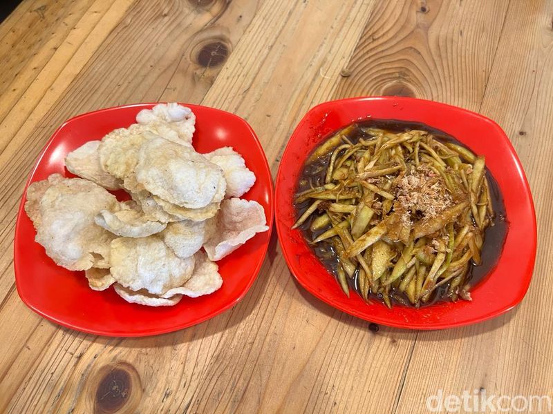 Rujak khas Singkawang juga bisa dipesan. Spesialisasinya pada tambahan emping.