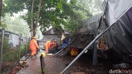 Salah satu los ikan yang ditempati pedagang Pasar Umum Negara yang berlokasi di area parkir Pemkab Jembrana, Sabtu (27/1/2024). (I Putu Adi Budiastrawan/detikBali)