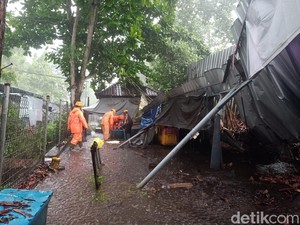 Hujan Angin, Los Ikan di Pasar Relokasi Jembrana Roboh