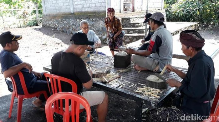 Suasana duka menyelimuti kediaman Ni Wayan Suriati (58) di Lingkungan Bilukpoh, Kelurahan Tegalcangkring, Kecamatan Mendoyo.