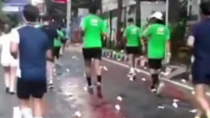 Sampah berserakan di Jalan Pantai Losari Makassar