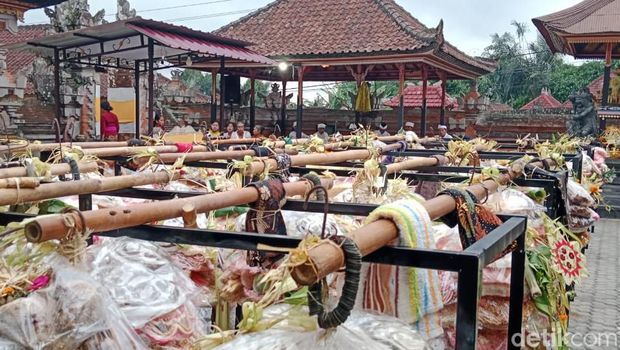 Sarana banten tegenan yang dihaturkan warga setempat di Pura Desa, setiap rahina Kajeng Kliwon, Budha Kliwon Wuku Gumbreg, di Gianyar, Bali.