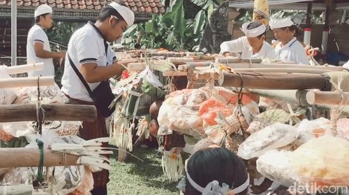 Sarana banten tegenan yang dihaturkan warga setempat di Pura Desa, setiap rahina Kajeng Kliwon, Budha Kliwon Wuku Gumbreg, di Gianyar, Bali.