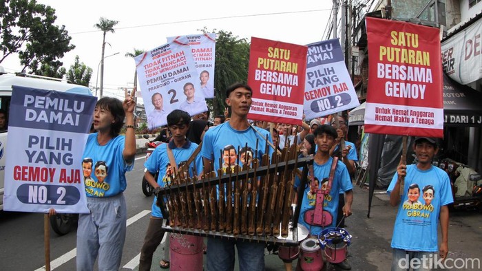 Seniman Angklung Jalanan Sosialisasi Pemilu Damai Seniman Angklung Jalanan Sosialisasi Pemilu Damai