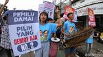 Seniman Angklung Jalanan Sosialisasi Pemilu Damai