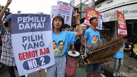 Para pengamen angklung ini juga melakukan ajakan untuk terlaksananya pemilu Satu Putaran, selain bisa menghemat biaya, juga menghemat waktu dan tenaga.