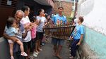 Seniman Angklung Jalanan Sosialisasi Pemilu Damai