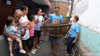 Gang sempit di permukiman Cipinang menjadi sasaran sosialisasi para seniman angklung ini.