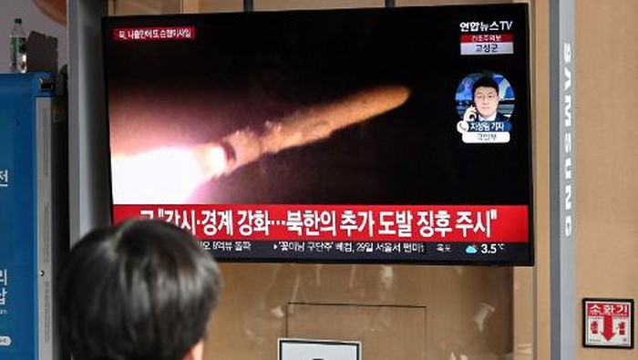 A man watches a television screen showing a news broadcast with file footage of a North Korean missile test, at a railway station in Seoul on January 28, 2024. North Korea fired several cruise missiles on January 28, Seouls military said, the latest in a series of tension-raising moves by the nuclear-armed state. (Photo by Jung Yeon-je / AFP)