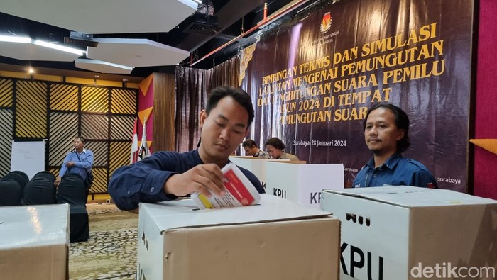Simulasi pemungutan suara yang dilakukan KPU Surabaya. Simulasi pemungutan suara yang dilakukan KPU Surabaya.
