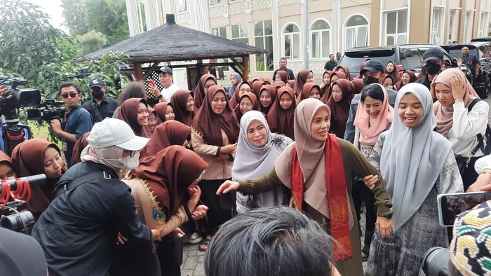 Siti Atikoh di Ponpes Darul Najah Malang (Annisa/detikcom)