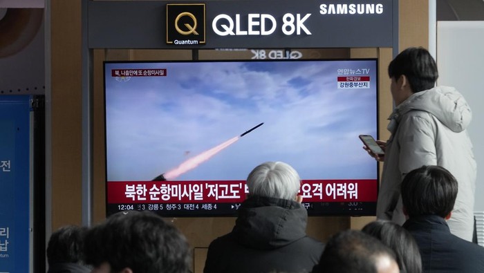South Korea Koreas Tensions A TV screen shows a file image of North Korea's missile launch during a news program at the Seoul Railway Station in Seoul, South Korea, Sunday, Jan. 28, 2024. South Korea's military said Sunday that North Korea fired several cruise missiles that flew over waters near a major military shipyard on the country's eastern coast, extending a streak in weapons tests that are worsening tensions with the United States, South Korea and Japan. (AP Photo/Ahn Young-joon)
