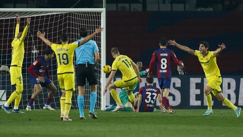 Villarreals Alexander Sorloth, center, scores his sides fourth goal during a Spanish La Liga soccer match between Barcelona and Villarreal at the Olimpic Lluis Companys stadium in Barcelona, Spain, Saturday, Jan. 27, 2024. (AP Photo/Joan Monfort)