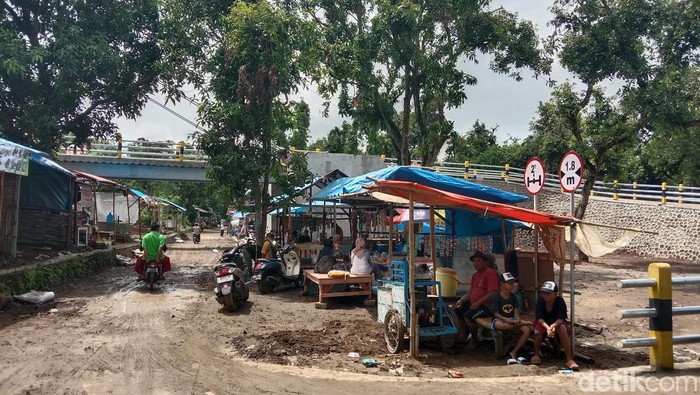 Suasana pedagang di bawah jembatan gantung Krasak Kabupaten Indramayu