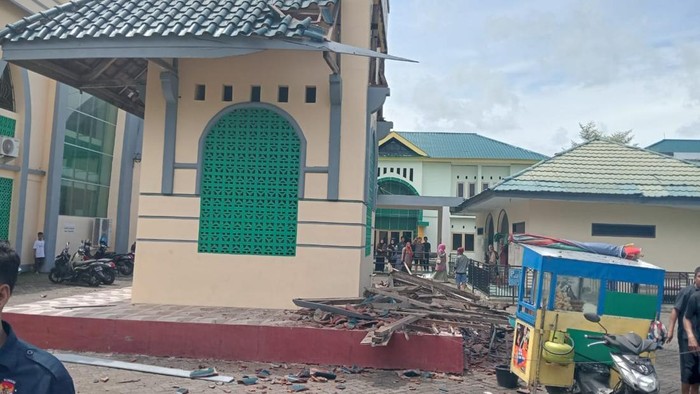 Atap menara Masjid Agung Kabupaten Takalar, Sulawesi Selatan (Sulsel) ambruk.