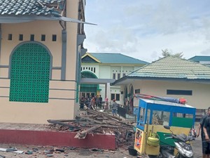Tragis 5 Warga Tertimpa Atap Menara Masjid Agung Takalar Saat Makan Bakso
