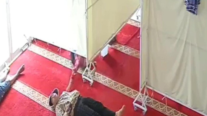 Tangkapan layar aksi pencurian di sebuah masjid Purwakarta