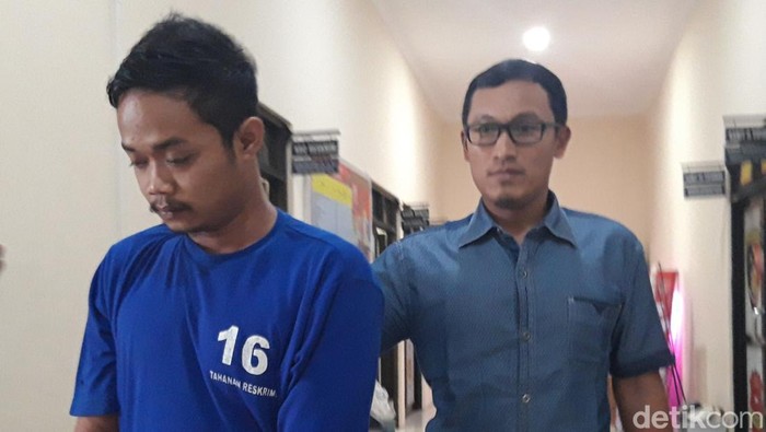 Tersangka RM (26) di Mapolres Boyolali, Minggu (28/1/2024). RM adalah ayah penganiaya anak tiri hingga tewas.