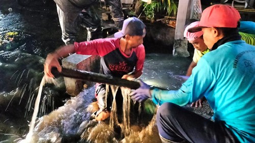 Tim Biru Dinas PUPR Denpasar membersihkan sampah di gorong-gorong setelah beberapa ruas jalan tergenang banjir pada Sabtu (27/1/2024). (Foto: Dok. Dinas PUPR Kota Denpasar)