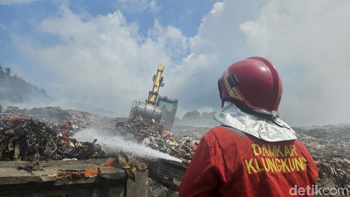 Tim gabungan status siaga darurat penanganan kebakaran TPA Sente melakukan proses pemadaman, Minggu (28/1/2024). (Foto: Putu Krista/detikBali)