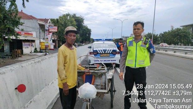 Tukang becak masuk Tol Waru-Juanda