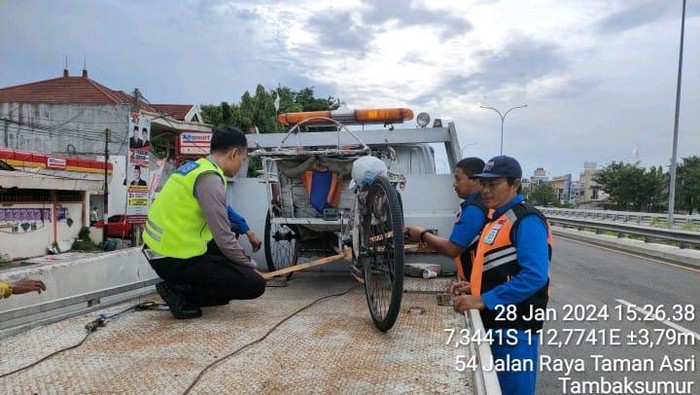 Tukang becak masuk Tol Waru-Juanda