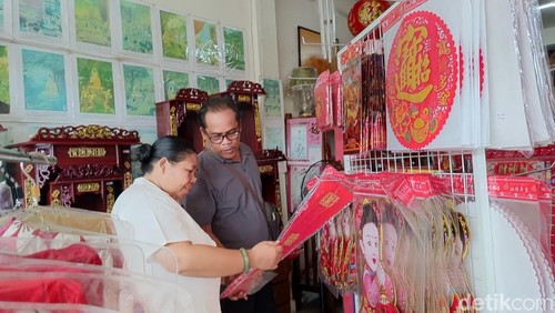 Warga mulai berburu pernak-pernik Imlek 2024 di Bali.